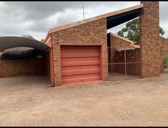 3 BEDROOM TOWNHOUSE FOR SALE IN VANDERBIJLPARK CW 3